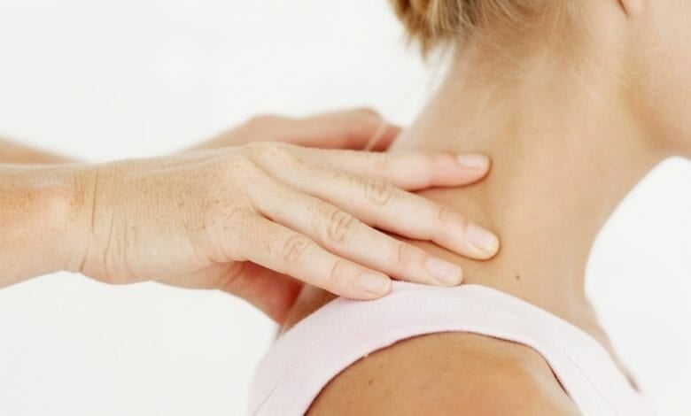 Massage cổ vai gáy có thể gây tai biến, liệt nửa người hoặc tử vong nếu thực hiện sai cách hoặc do người không có chuyên môn đảm nhiệm. Ảnh minh họa