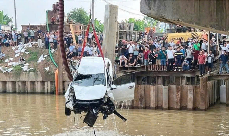 Lực lượng chức năng trục vớt ô tô sau tai nạn - Ảnh: VietNamNet