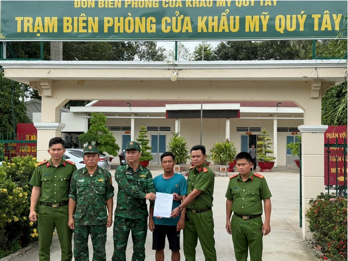 Đối tượng sát hại mẹ vợ (thứ 3 từ phải sang) - Ảnh: Báo Người Lao Động