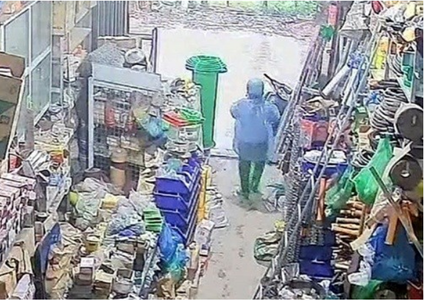 Hình ảnh người phụ nữ khi rời khỏi nhà - Ảnh: Báo Lao Động