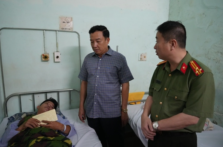 Đại tá Trần Văn Mười, Phó Giám đốc Công an tỉnh Lâm Đồng thăm hỏi, động viện Trung tá Đinh Quốc Hiệp - Ảnh: VietNamNet