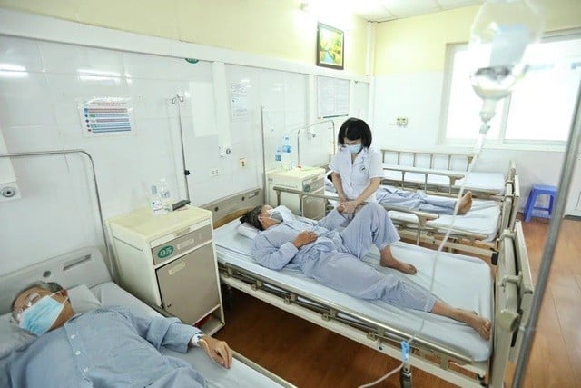 Bệnh nhân mắc sốt xuất huyết điều trị tại Bệnh viện Hữu nghị Việt Nam - Cu Ba. Ảnh: KT