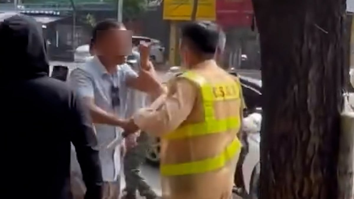 Người đàn ông vượt đèn đỏ, tấn công CSGT. (Ảnh cắt từ clip)