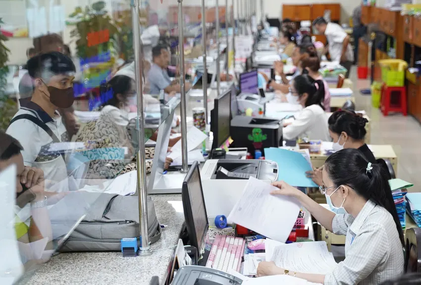 Công chức lãnh đạo không hoàn thành nhiệm vụ sẽ bị xem xét miễn nhiệm. Ảnh minh họa: THUẬN VĂN