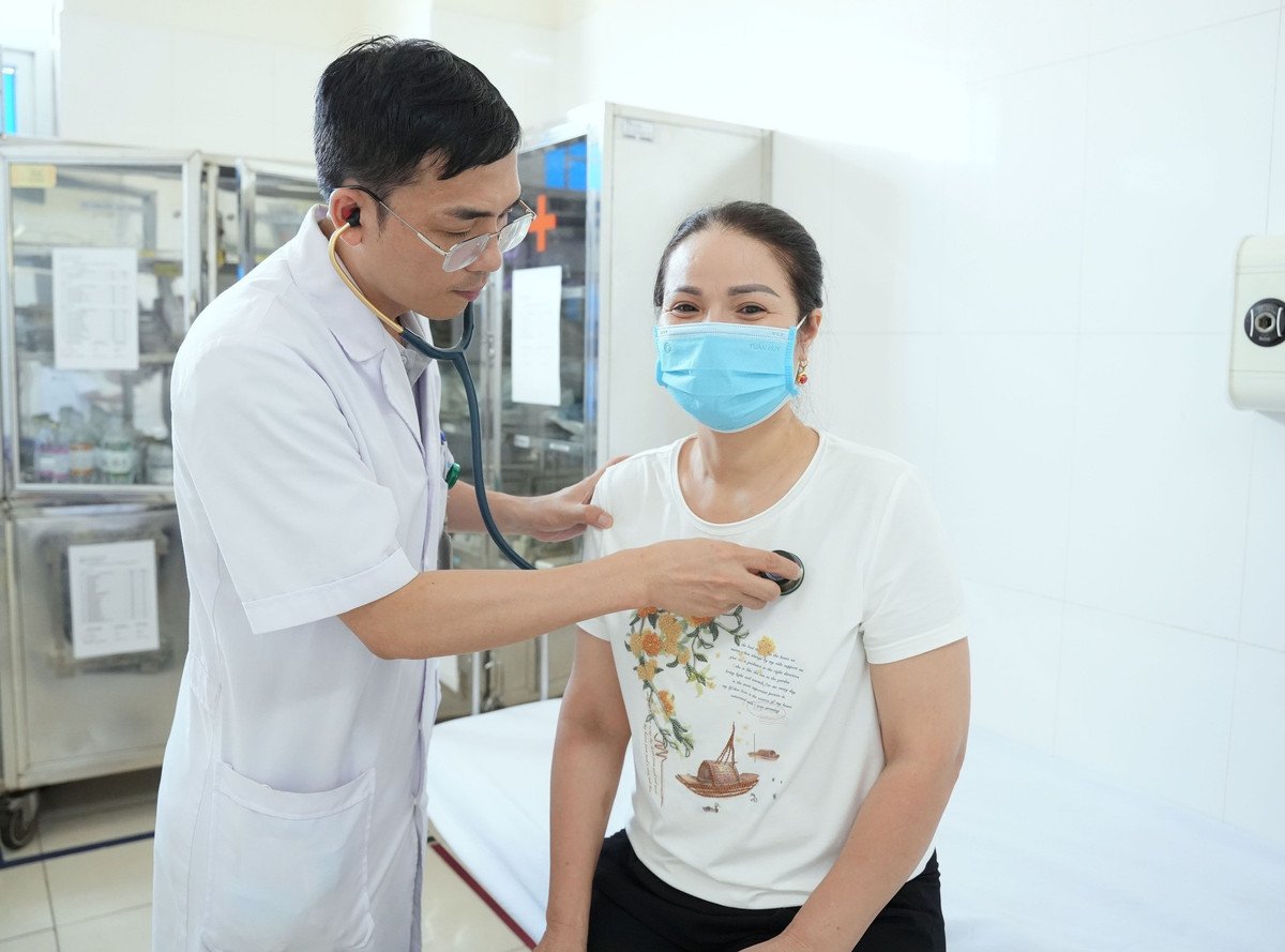BSCKI Mai Tuấn Hưng, Phó Trưởng khoa Ung bướu 2, Bệnh viện Bãi Cháy thăm khám sức khỏe định kỳ cho bệnh nhân trong quá trình sử dụng thuốc miễn dịch - Ảnh BVCC
