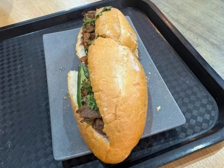 Ổ bánh mì có giá tới 208.000 đồng - Ảnh: VietNamNet