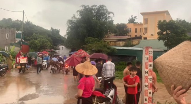 Một phụ nữ ở xã Đức Nhàn bị nước lũ cuốn mất tích khi đang cho vịt ăn gần suối Chiềng - Ảnh: Báo Lao Động