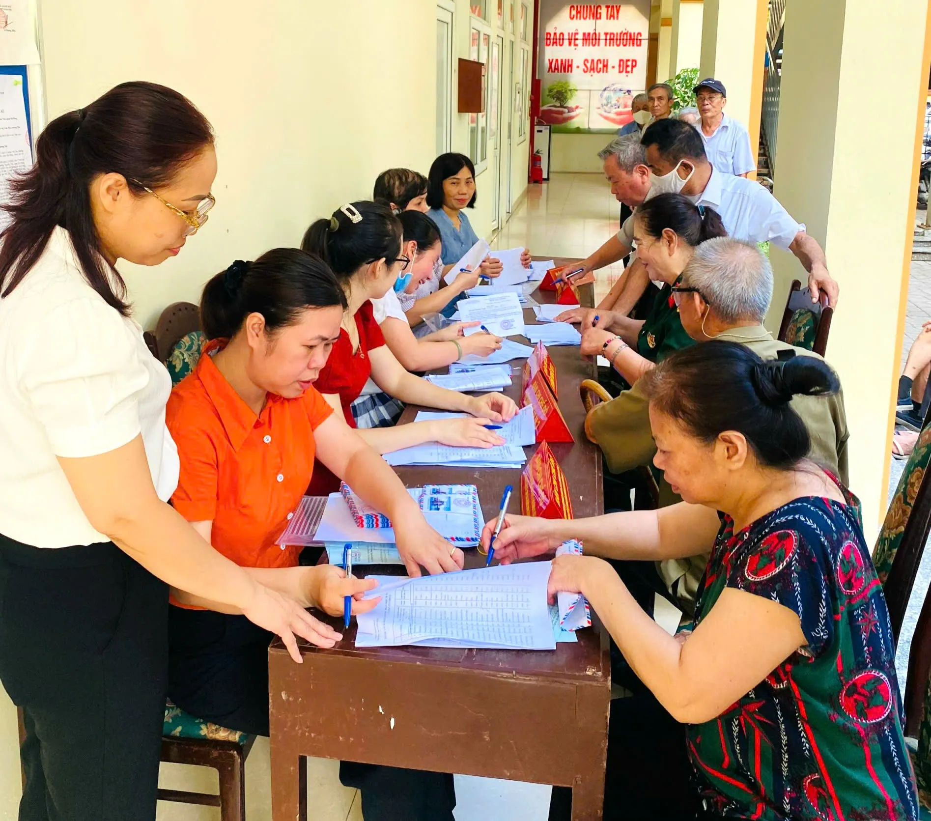 Từ tháng 7/2025, người từ đủ 75 tuổi trở lên và người từ đủ 70 tuổi đến dưới 75 tuổi thuộc hộ nghèo, hộ cận nghèo được hưởng trợ cấp hưu trí xã hội 500.000 đồng/tháng. Ảnh minh họa.