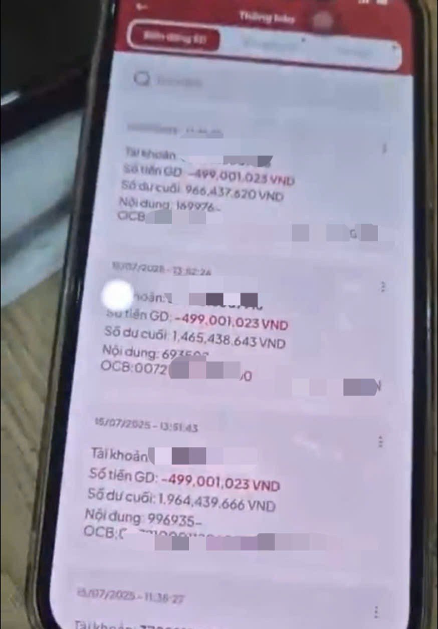 Sau khi cài app lừa đảo, tài khoản của cô L. bị trừ 3 lần, mỗi lần gần 500 triệu đồng.