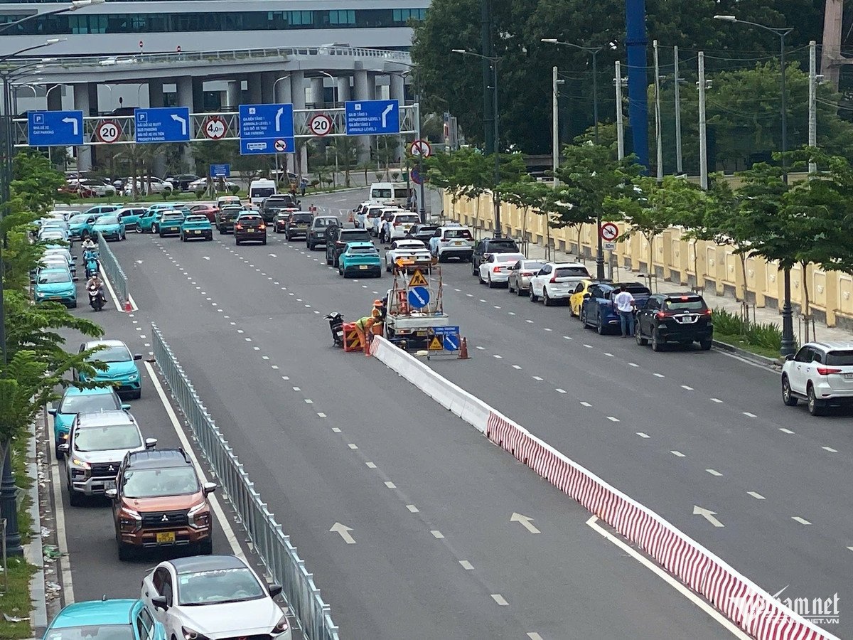 Hiện trạng đoạn đường 6 làn xe trước cổng vào ga T3 sân bay Tân Sơn Nhất hiện nay. Ảnh: Tuấn Kiệt.
