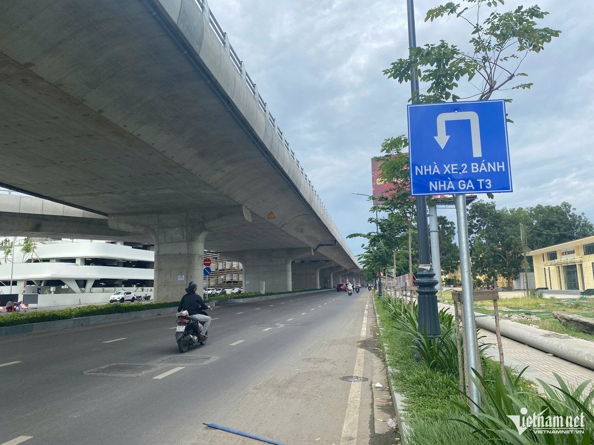Phía dưới cầu vượt, Sở Xây dựng TPHCM cho thu hồi dải phân cách, mở lối để xe máy quay đầu, dễ tiếp cận nhà giữ xe ga T3. Ảnh: Tuấn Kiệt.