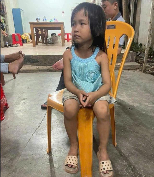 Chính quyền xã Xuân Thới Sơn đang nỗ lực tìm kiếm người thân cho bé gái đi lạc ở TP.HCM - Ảnh: Báo Thanh Niên