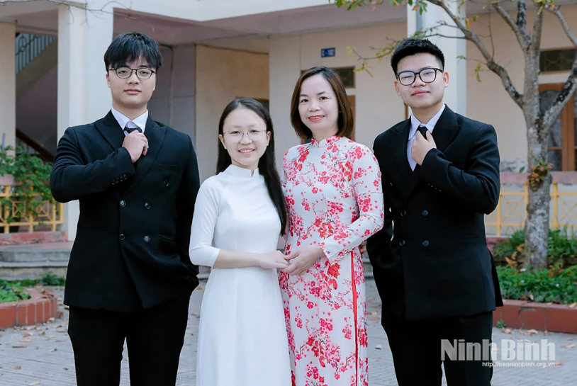  Em Trần Xuân Đam (ngoài cùng bên phải) và cô giáo chủ nhiệm cùng đội tuyển học sinh giỏi Hoá của nhà trường - Ảnh: Báo Ninh Bình