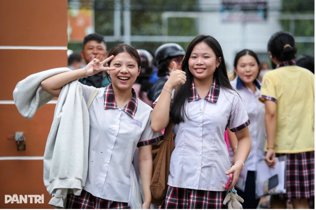 Thí sinh thi tốt nghiệp THPT 2025 - Ảnh: Báo Dân trí