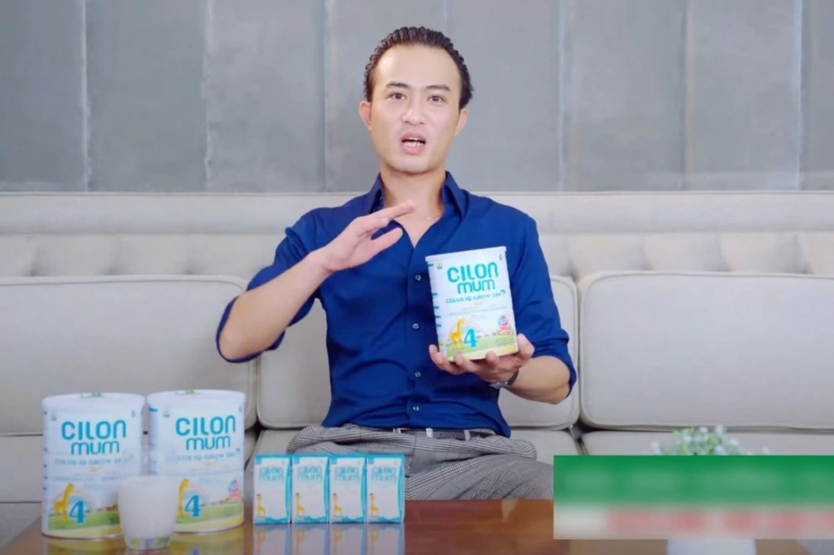  Hình ảnh Doãn Quốc Đam bên sản phẩm thuộc đường dây 573 nhãn hiệu sữa giả bị cơ quan chức năng bắt giữ, triệt phá. Ảnh chụp màn hình