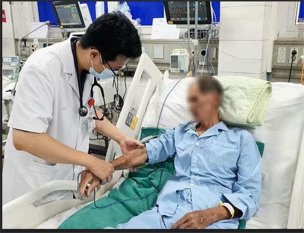 ThS.BS Hoàng Quốc Thái Bình, khoa Hồi sức tích cực, Viện Y học Nhiệt đới - BV Bạch Mai đang khám cho bệnh nhân. Ảnh: BVCC.