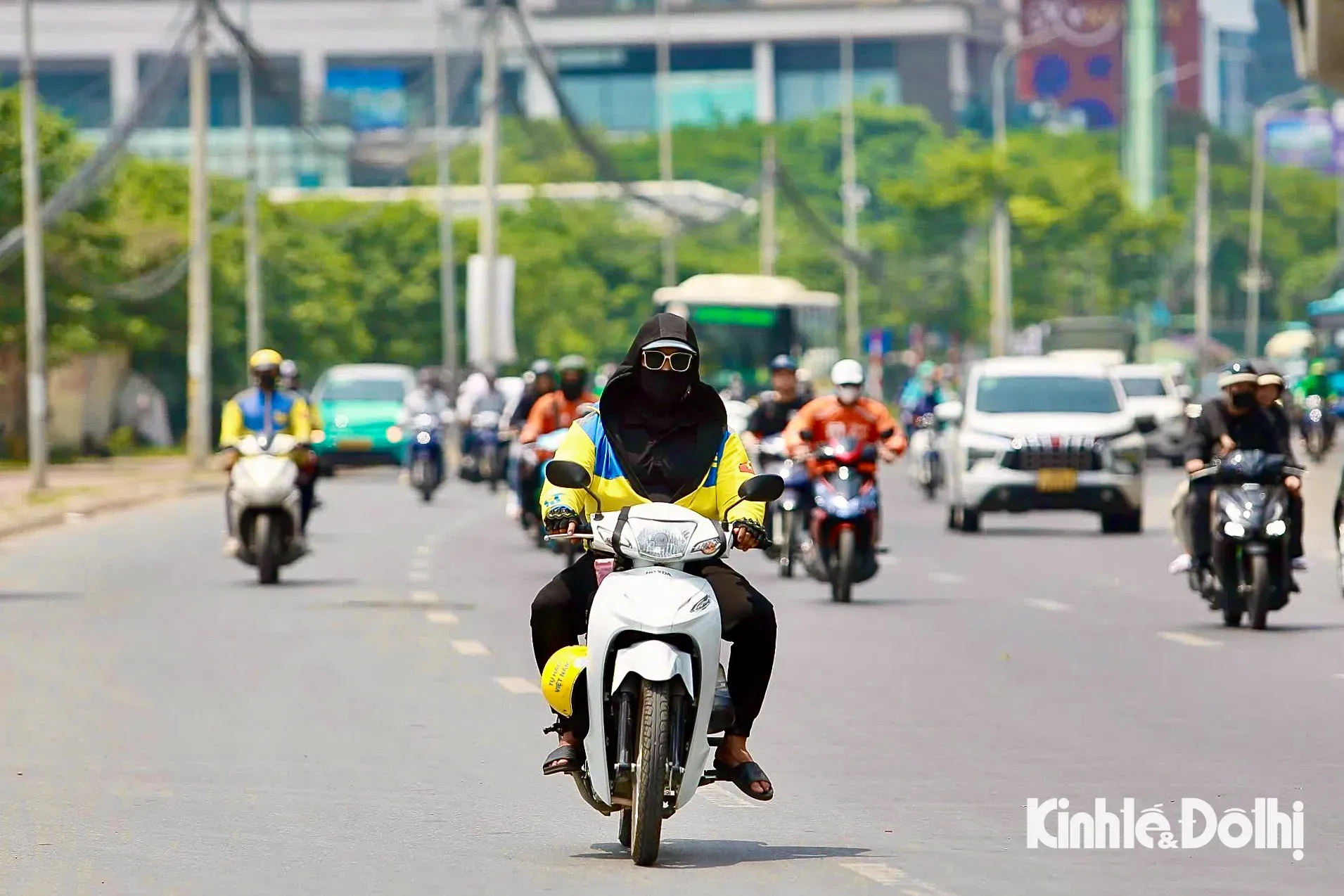 Dự báo thời tiết ngày 18/7/2025: Hà Nội và nhiều địa phương hứng chịu nắng nóng gay gắt. Ảnh: Duy Minh