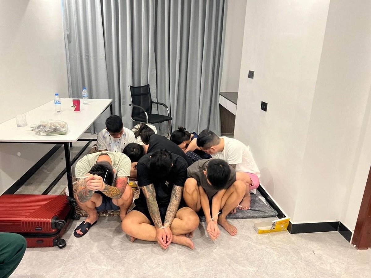 Các nghi phạm lừa đảo trực tuyến bị bắt tại một khu phức hợp tại thủ đô Phnom Penh ngày 14/7. Ảnh: Khmertimes