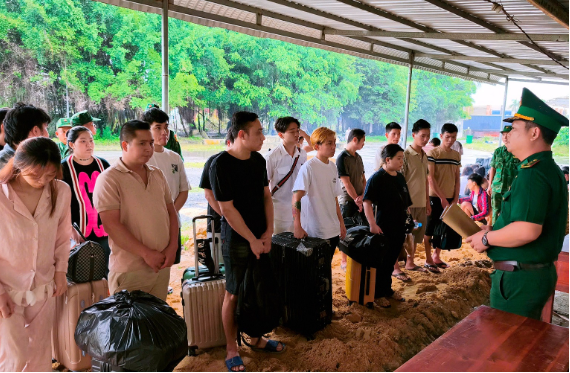 Lực lượng Biên phòng tiếp nhận các trường hợp làm việc trong các khu lừa đảo trực tuyến tại Campuchia - Ảnh: VietNamNet