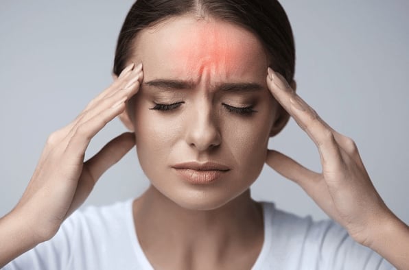Đau đầu dữ dội là dấu hiệu thường gặp ở bệnh nhân có cục máu đông ở não