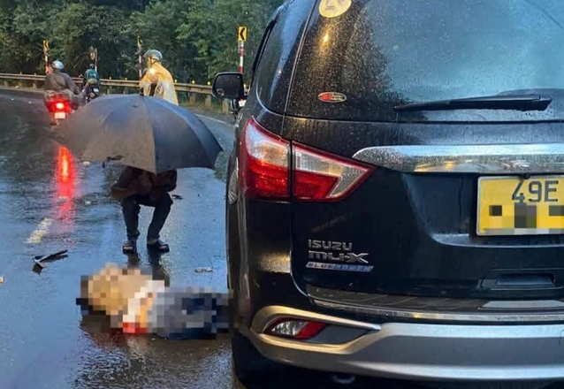  Hiện trường vụ tai nạn trên đèo Tà Nung khiến bé gái 14 tuổi tử vong - Ảnh: Báo Người Lao Động