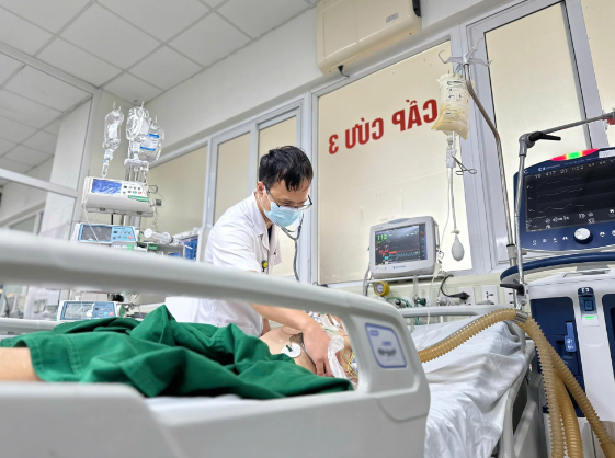 Tiêm giảm đau sai cách có thể gây biến chứng nguy hiểm - Ảnh: Báo Thanh Niên