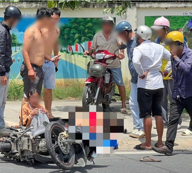  Hiện trường vụ tai nạn khiến hai vợ chồng tử vong - Ảnh: Báo Tuổi Trẻ