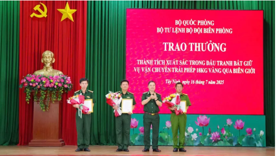 Trao khen thưởng của Bộ Tư lệnh Bộ đội Biên phòng Việt Nam cho các tập thể, cá nhân - Ảnh: Báo Pháp Luật TP. Hồ Chí Minh