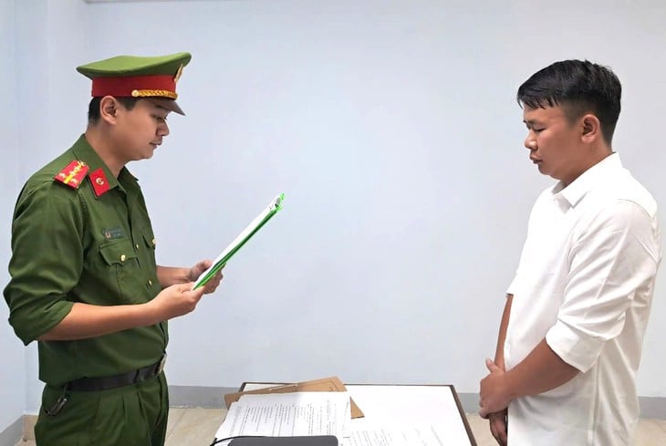 Cơ quan Công an đọc quyết định khởi tố đối với Hà Công Tài.