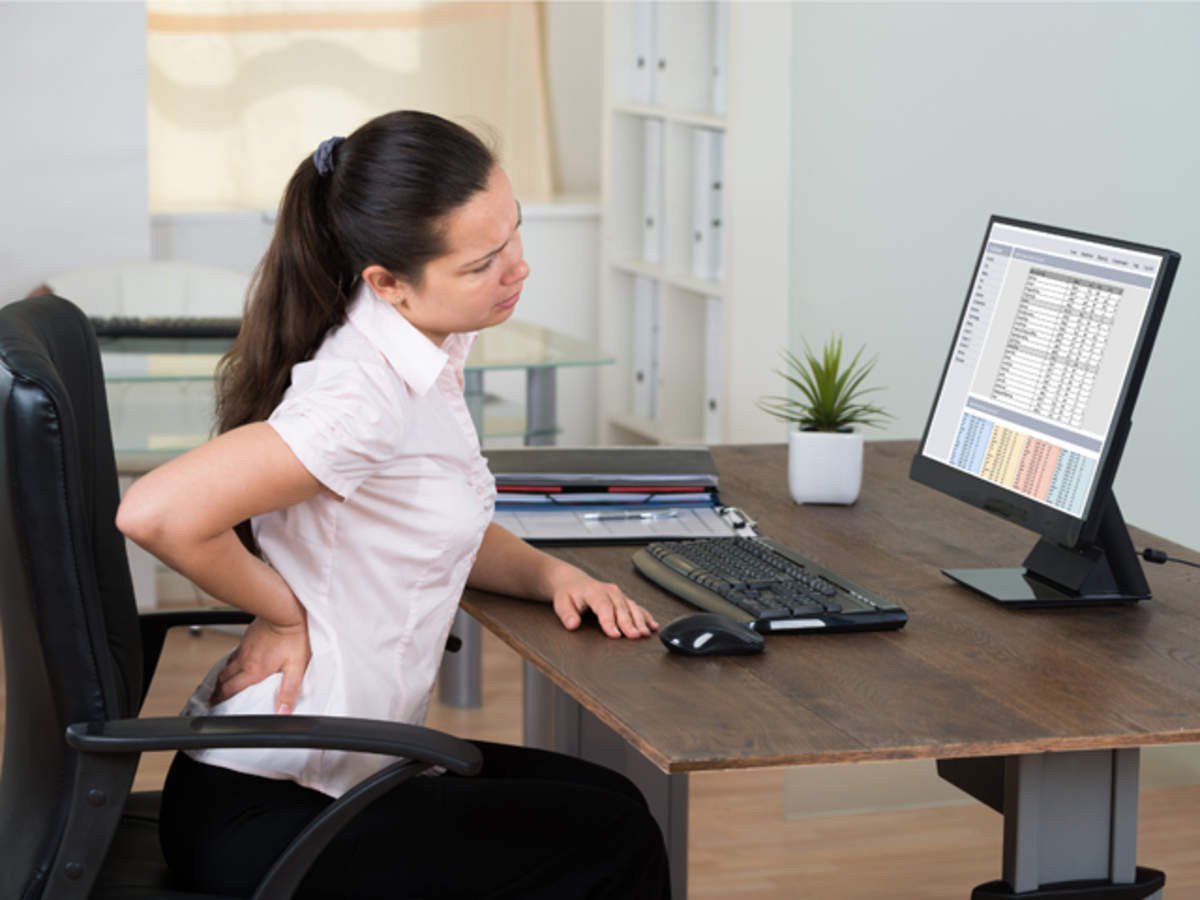 Ngồi quá lâu trong thời gian dài có thể gây ra nhiều cơn đau hông và lưng (Ảnh: Internet)