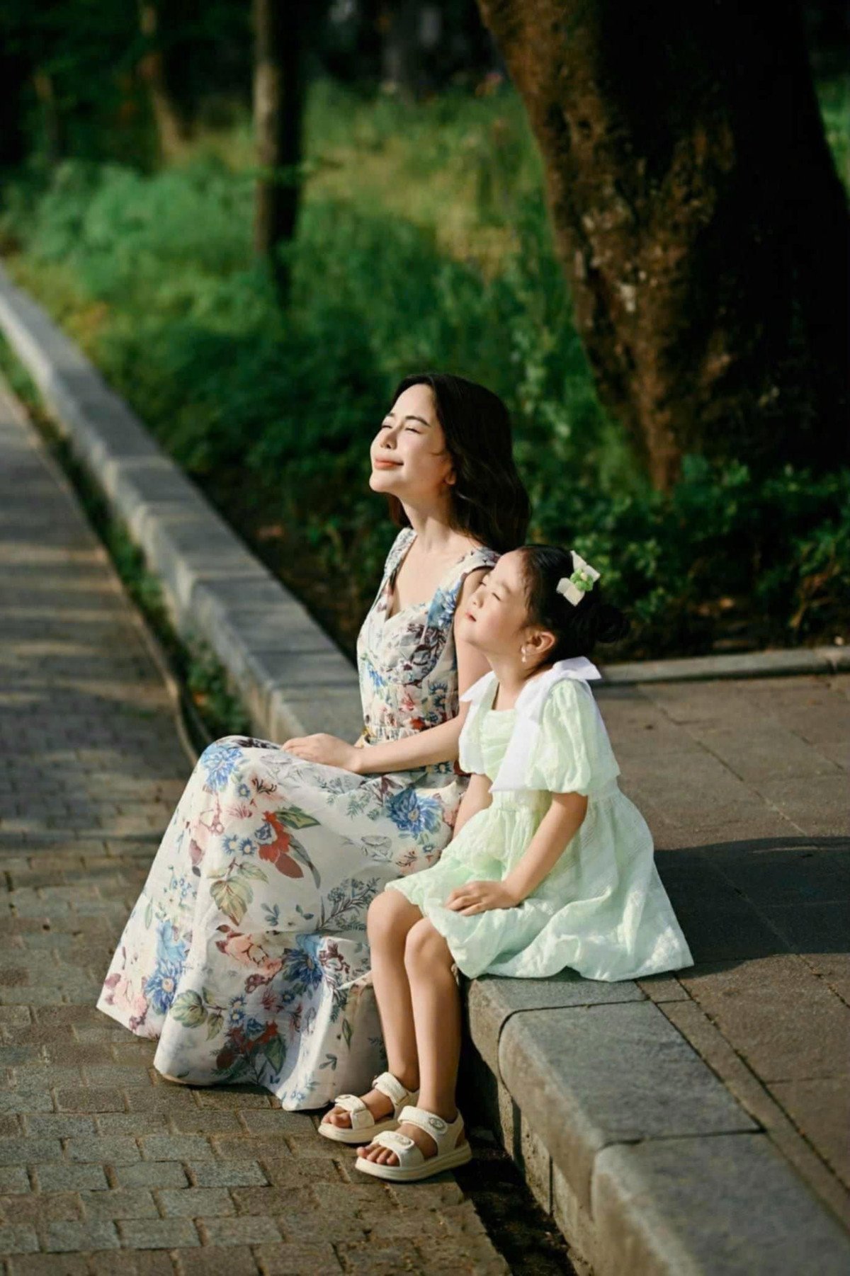 Cách dạy con hiện đại của người mẹ trẻ được nhiều người ủng hộ. Ảnh: NVCC