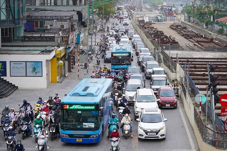  Thủ tướng Chính phủ vừa yêu cầu Hà Nội nghiên cứu tăng các loại phí liên quan đến ôtô sử dụng nhiên liệu hóa thạch.