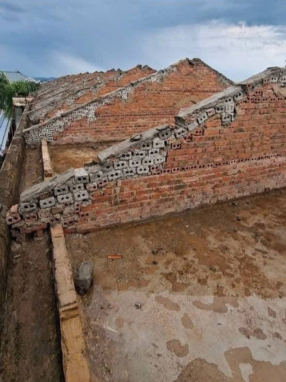 Nhiều phòng học bị tốc mái - Ảnh: Báo Tiền Phong