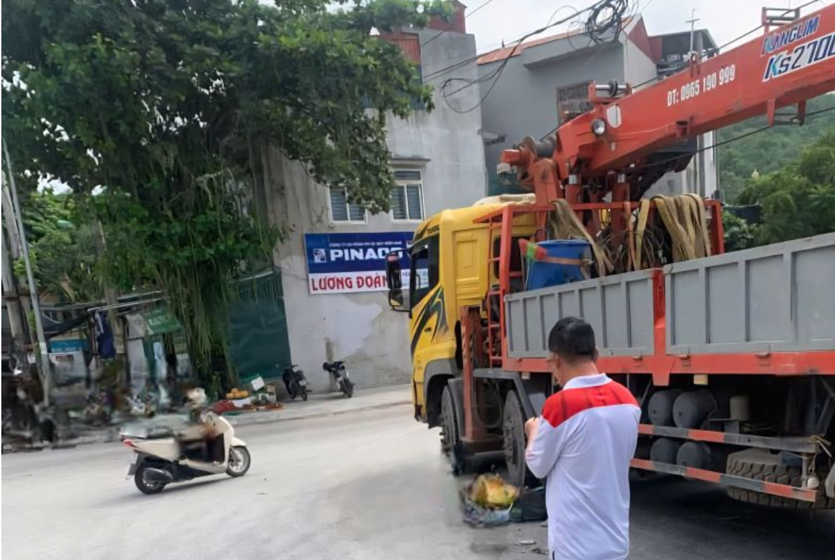 Tại hiện trường, nạn nhân được xác định là nữ giới, điều khiển xe đạp. Thi thể nằm ngay dưới bánh xe ô tô cần cẩu với những vệt máu loang lổ.