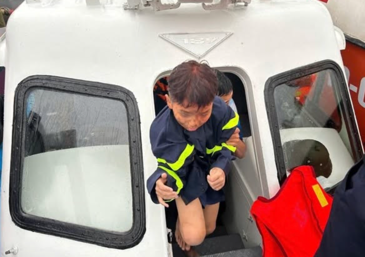 Trước tình huống này, các chuyên gia đã tư vấn một vài kỹ năng sống sót dưới nước nếu chẳng may tàu, thuyền du lịch bị đắm trên sông, biển.