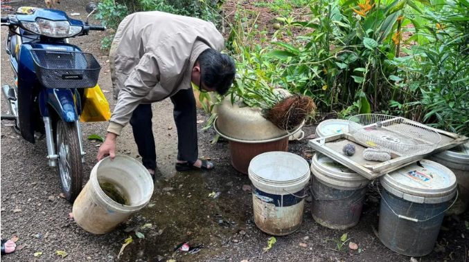 Lực lượng chức năng kiểm tra nơi ở của bệnh nhân vừa tử do sốt xuất huyết - Ảnh: Báo Pháp luật TP.HCM