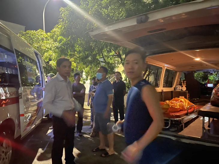 Người nhà nạn nhân Lương Văn Yên ở Bắc Giang. Ảnh: Báo Tuổi Trẻ.