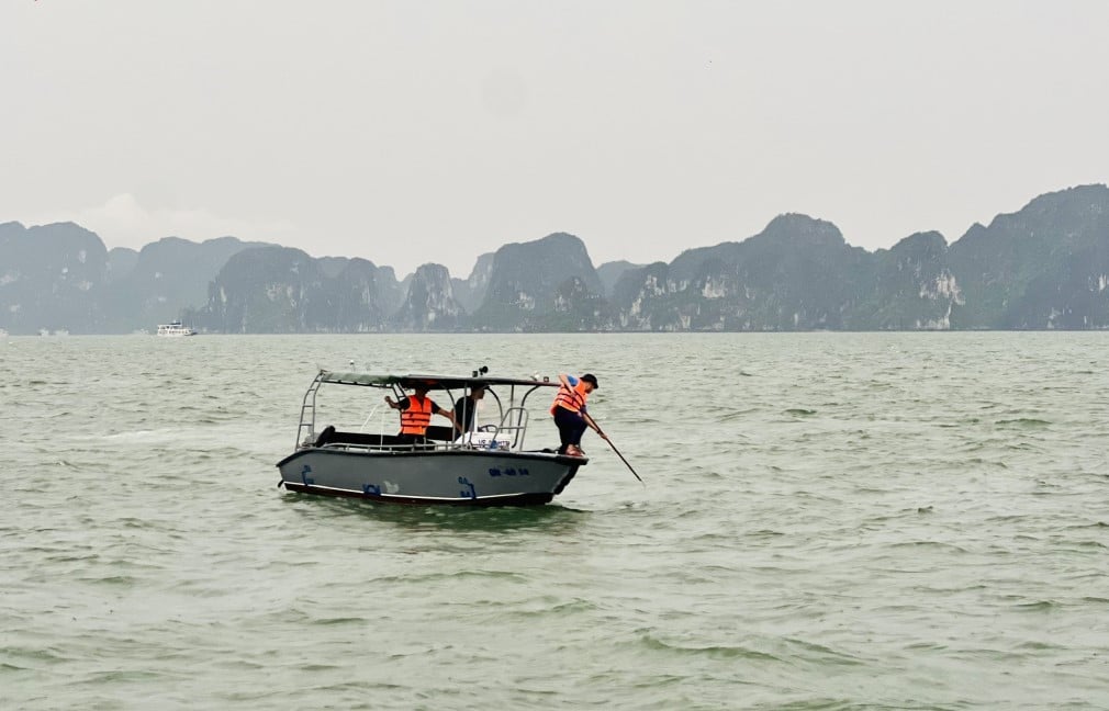 Tìm thấy thi thể cháu bé mất tích trong vụ lật tàu du lịch trên vịnh Hạ Long - Ảnh: Báo Tiền Phong