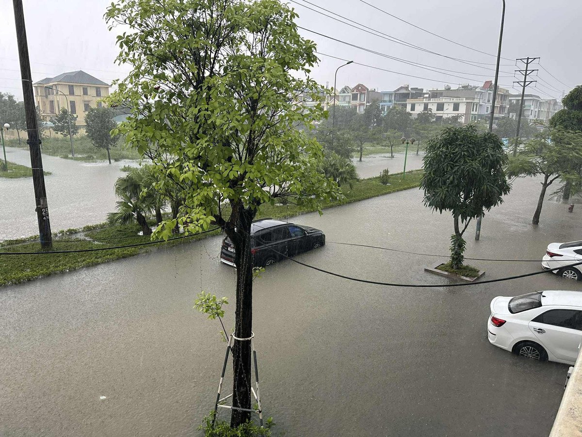 Tuyến đường Đặng Việt Châu (Thanh Hoá) ngập sâu.