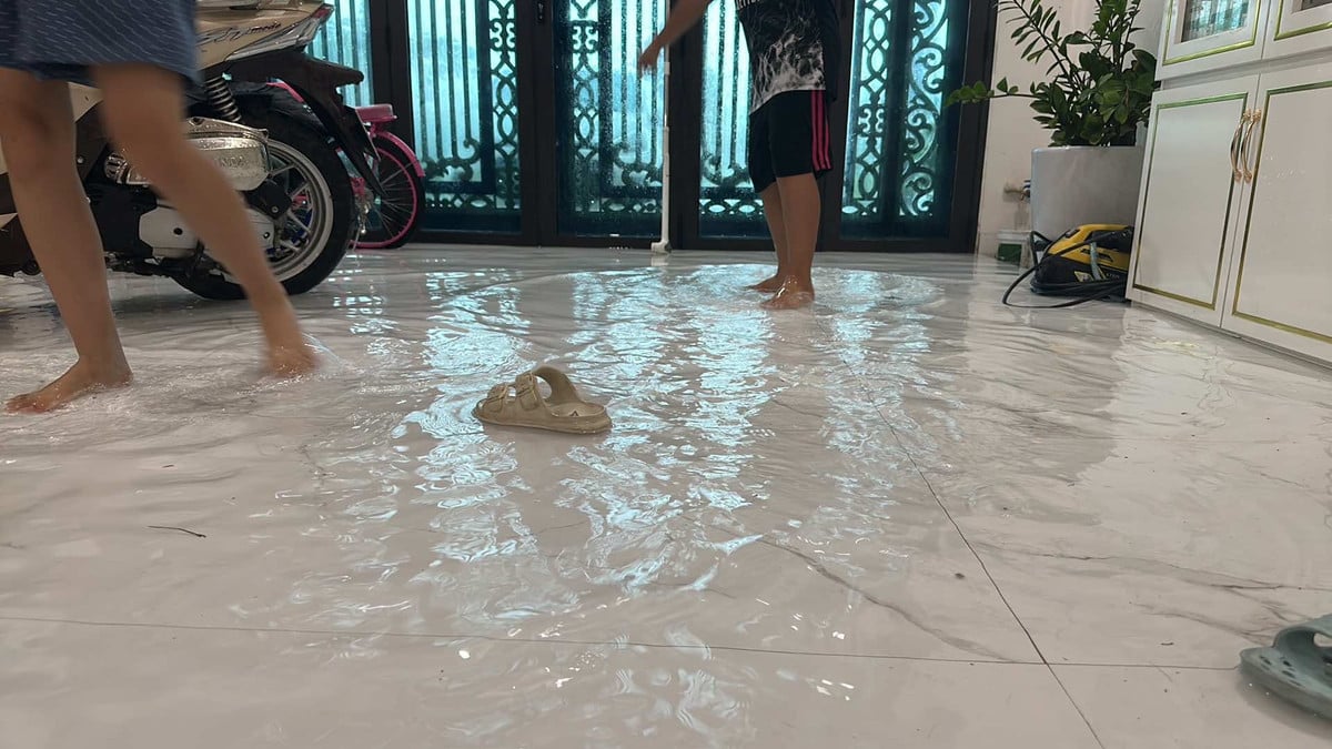 Nước mưa tràn vào nhà dân.