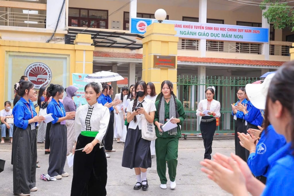 Các thí sinh thi tuyển ngành giáo dục mầm non tại Trường Đại học Sư phạm Hà Nội 2