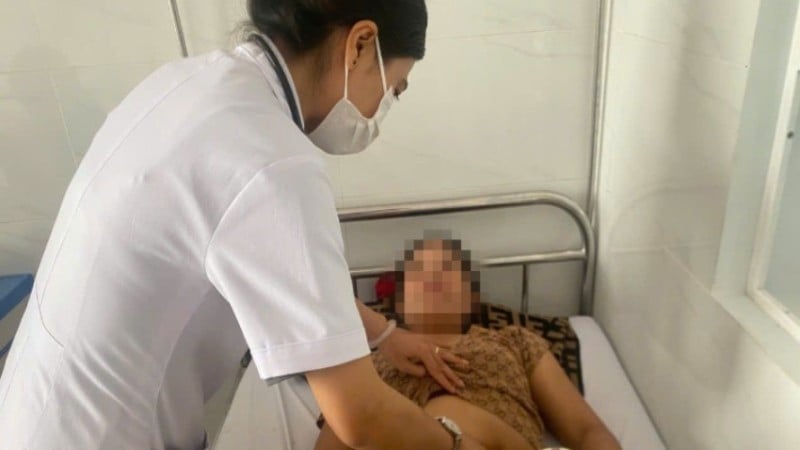  Các bệnh nhân bị rối loạn tiêu hóa, tiêu chảy sau khi ăn bánh mì tại cơ sở bán bánh mì của cô T. đang điều trị tại Trung tâm Y tế M'Đrắk. (Ảnh: MAI LÊ)