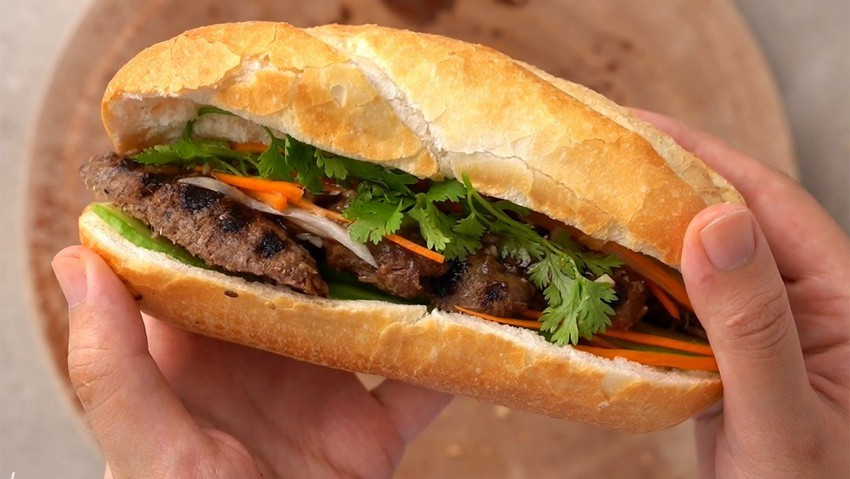  Nhiều người nghi ngộ độc thực phẩm sau khi ăn bánh mì. Ảnh minh hoạ