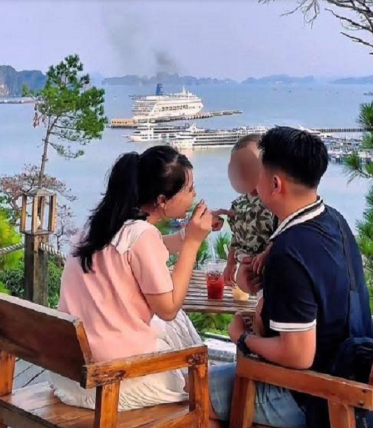 Gia đình chị Ngân trong chuyến du lịch ở Hạ Long - Ảnh: VietNamNet