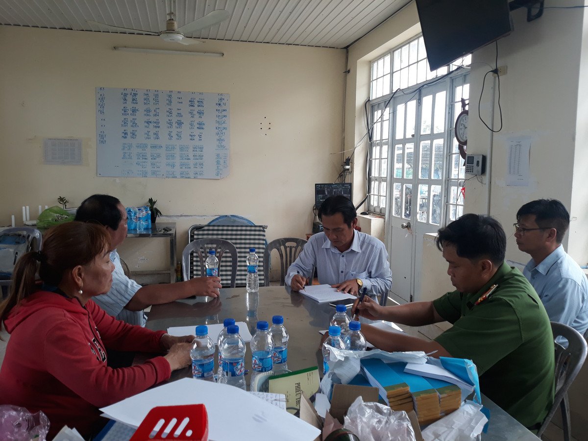 Ông Nguyễn Ngọc Tú – Phó Trưởng phòng Kinh tế xã Hàm Thuận làm việc với Công ty Phú Thịnh sau khi tiếp nhận phản ánh của người dân.