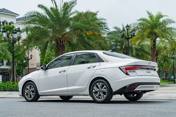  Bên dưới nắp ca-pô của Hyundai Accent là khối động cơ 1.5L hút khí tự nhiên, cho công suất cực đại 115 mã lực, mô-men xoắn cực đại 144 Nm.