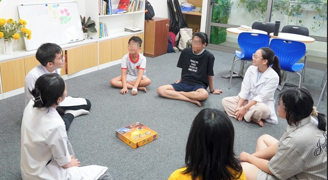 Bé H.N.M đang được các y bác sĩ chăm sóc sức khỏe tại Khoa sức khỏe vị thành niên - Ảnh BVCC