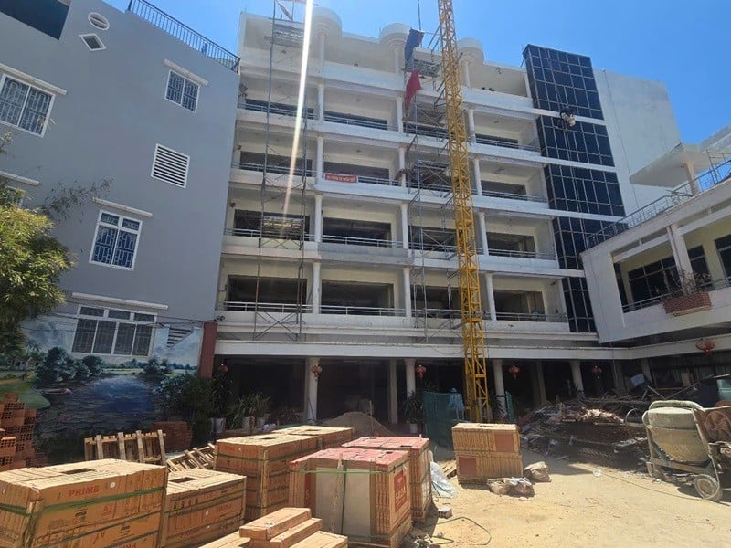 Nhà khách Thanh Bình (phường Quy Nhơn) đang được gấp rút hoàn thành để bố trí chỗ ở cho cán bộ, công chức. Ảnh CTV