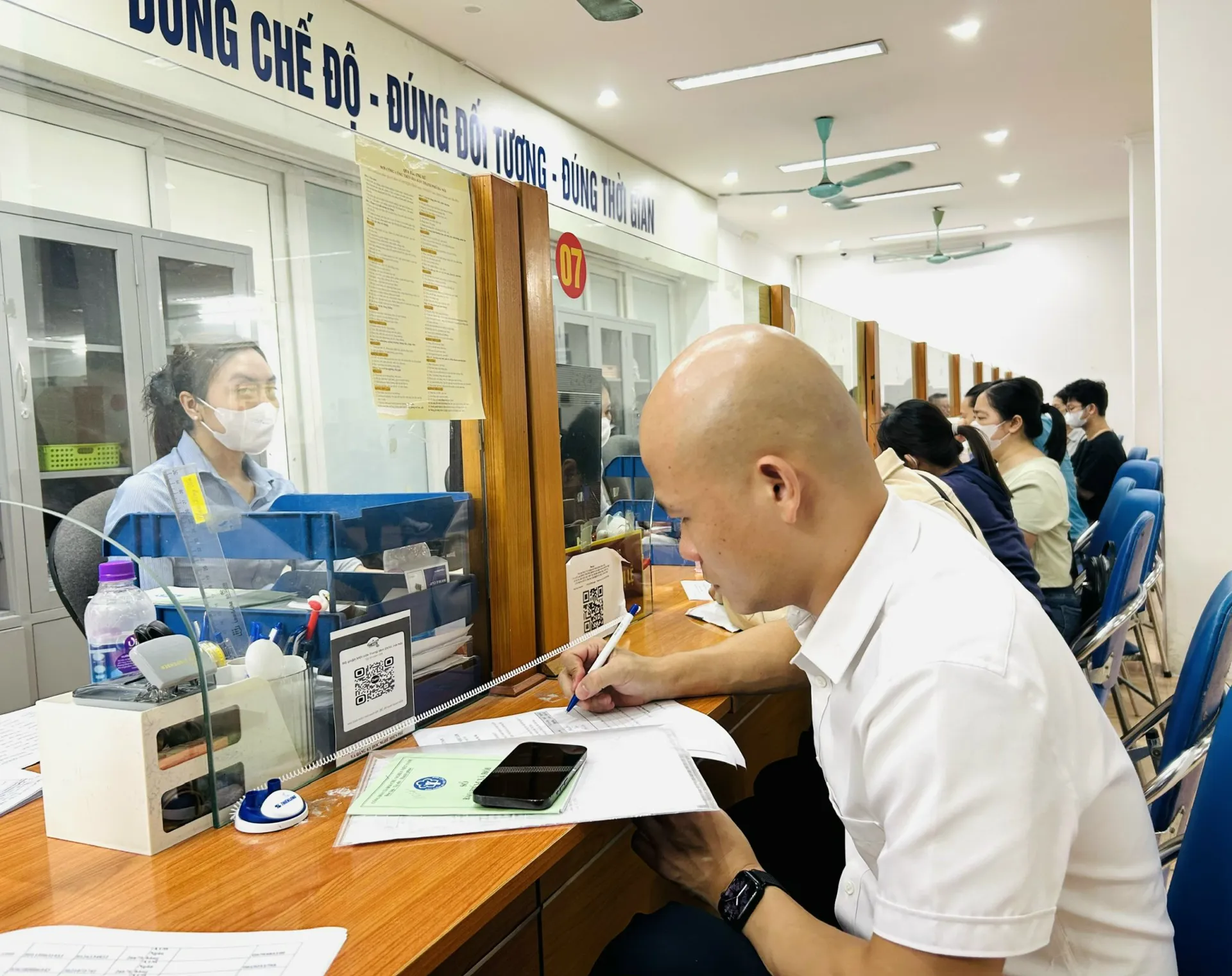 Người lao động làm thủ tục hưởng trợ cấp thất nghiệp tại Trung tâm Dịch vụ việc làm Hà Nội. Ảnh: Thủy Trúc.
