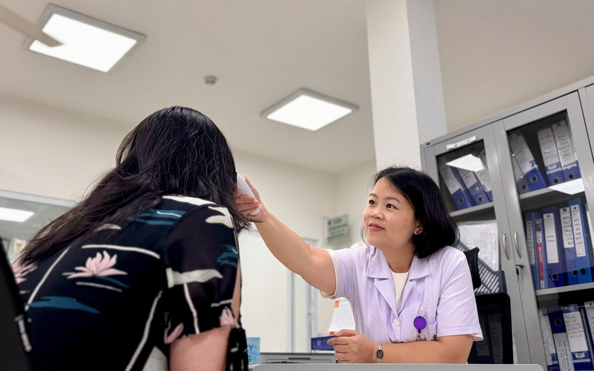 BSCKII Nguyễn Nguyên Huyền, Giám đốc Trung tâm Phòng, chống dịch, Bệnh viện Bệnh Nhiệt đới Trung ương thăm khám cho bệnh nhân (Ảnh: BVCC)